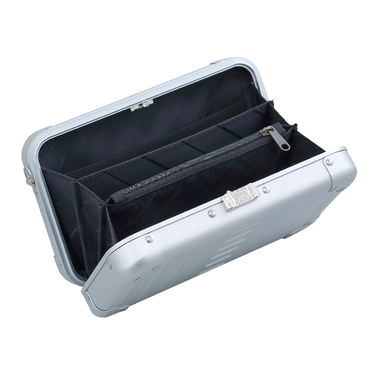 Aluminnum-Hand-Bag-opened-1905-silver